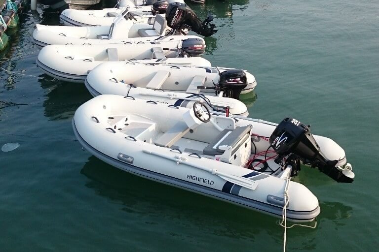 Schlauchboote im Hafen mit Parsun Motoren